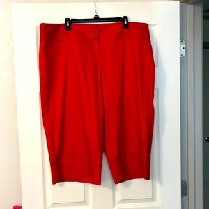 WOMEN’S PLUS SIZE RED BERMUDA SHORTS : SIZE 20W